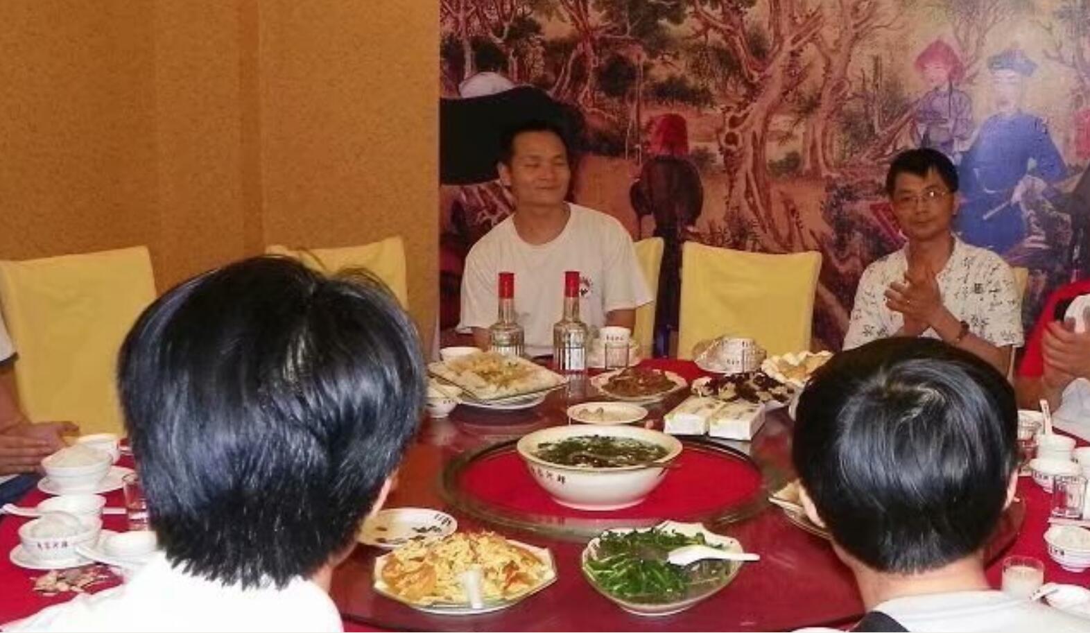3.中国武术协会会员与糖厂师父吃行宴餐。.jpg